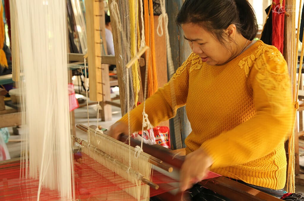 Observation du travail des tisserands -