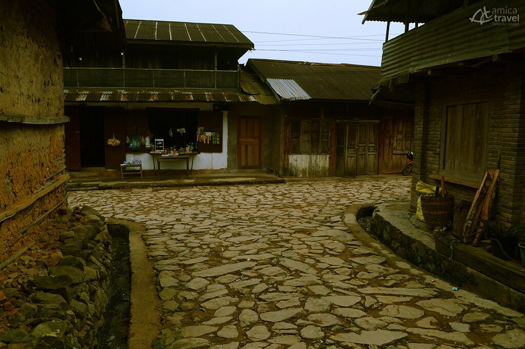 Les rues pavées et les maisons de style yunnanaise rue pavee maison style yannanaise