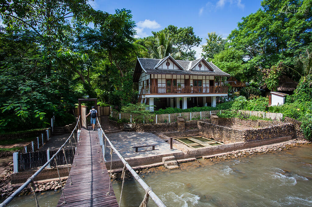 Le passerelle suspendue pour accèder à la piscine pont bois muang la lodge