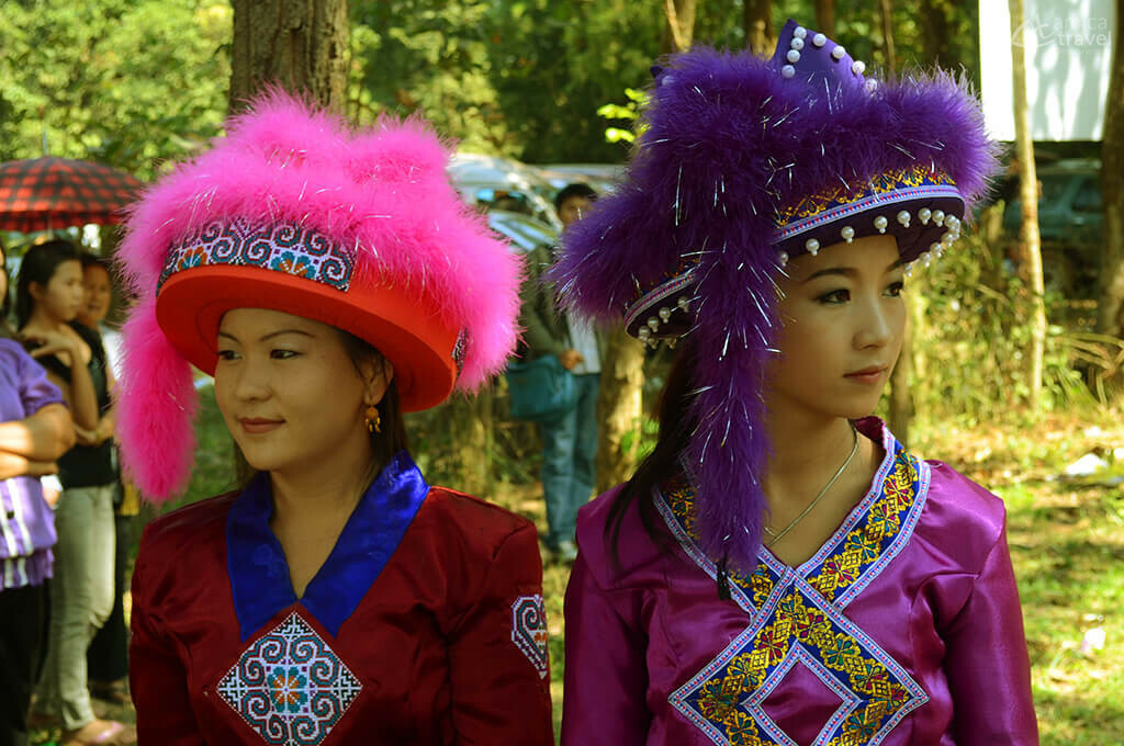 Hmongs en tenue traditionnelle lors du Nouvel an femmes hmongs nouvel an