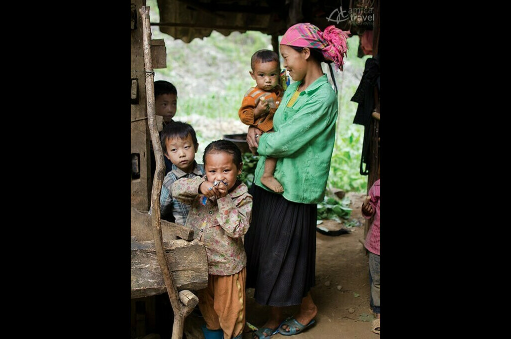 femme hmong et enfants Thong Nong Cao Bang Vietnam