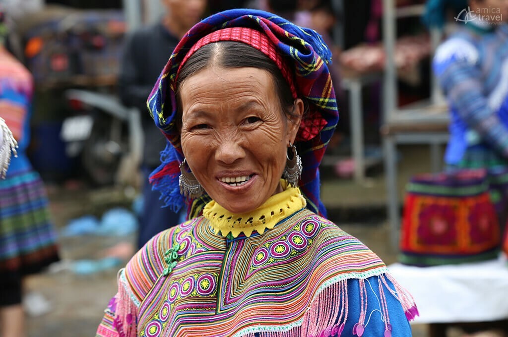sourire femme Hmong marché Bac Ha