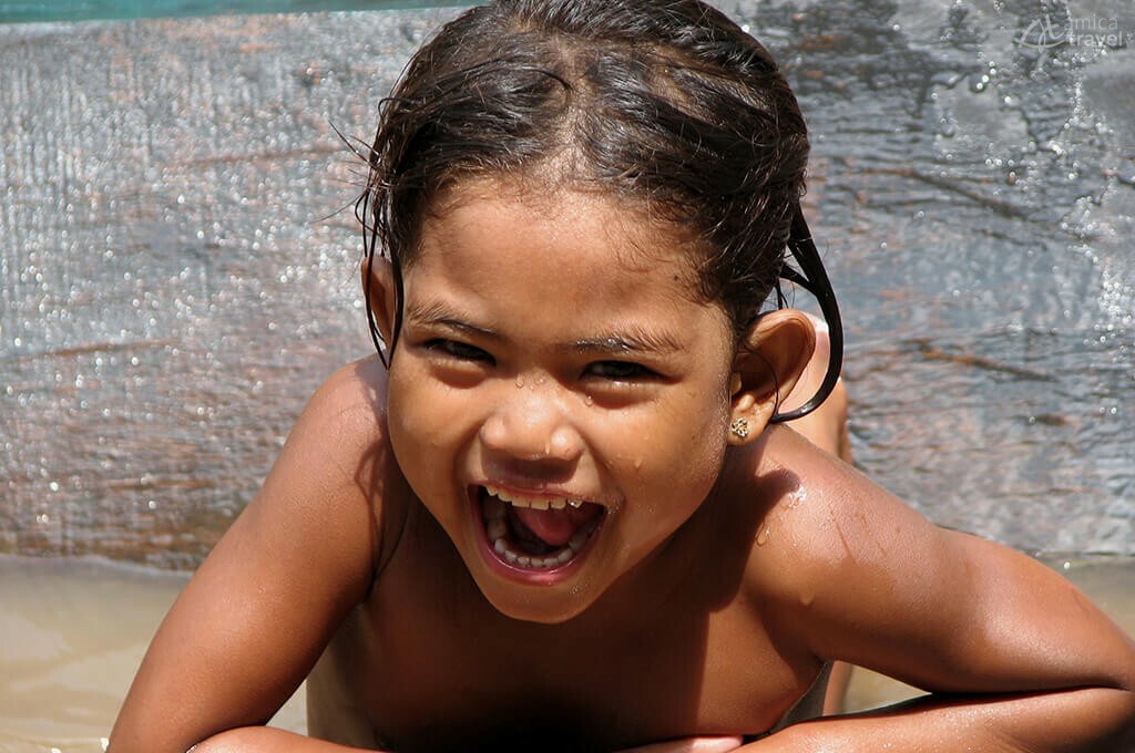 fille se baignant dans le Mekong