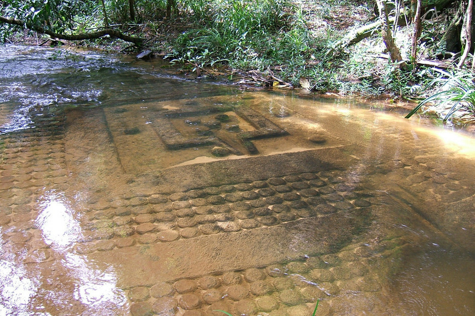 Les lingas, reprenant la forme du pénis masculin, tapissent le fond de la rivière linga phnom kulen