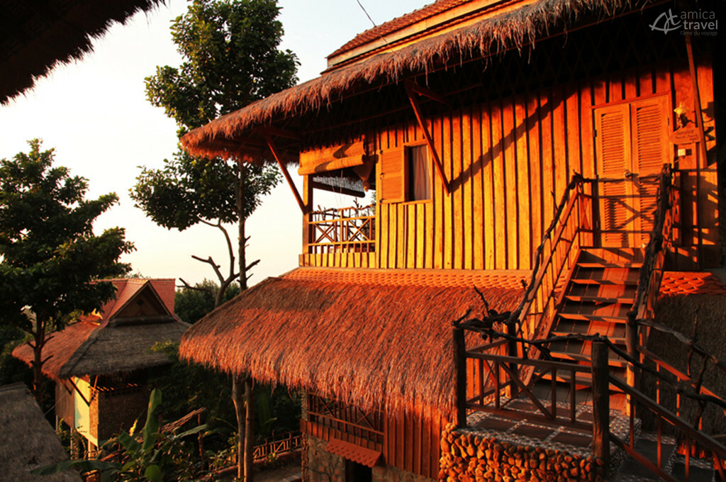 Charme inspiré de l’architecture traditionnelle khmère en bois lodge sous soleil