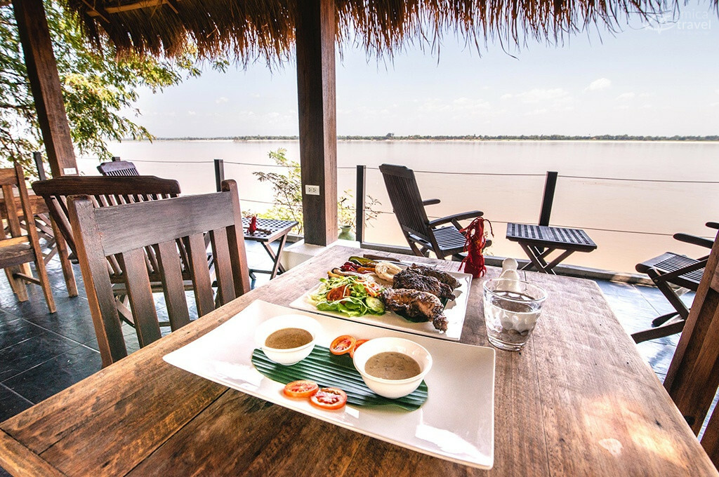 Prendre son petit déjeuner au bord du Mékong petit dejeuner