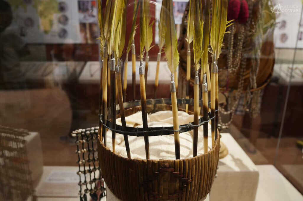 objets plume ethnie laos