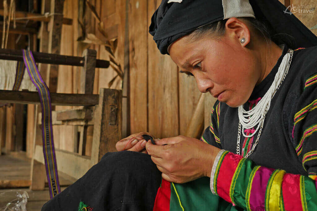 femme lolo noir broderie