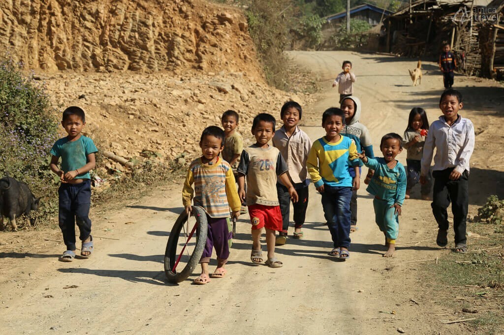 Enfants dans le village de Ban Picheu Cau au Laos