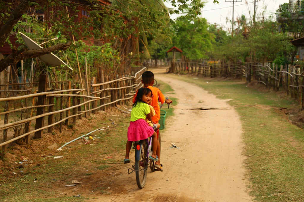 Le vélo est le transport privilégié dans les villages deux enfants dont du velo