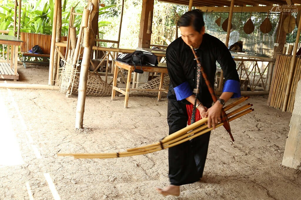 Démonstration par un Hmong du fameux khen, un instrument à vent