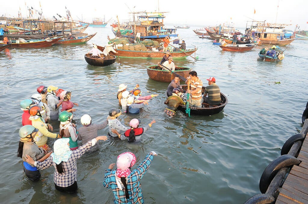 Pêche en bateau de panier rond à Hoi An, Vietnam Pêche en bateau de panier rond à Hoi An -
