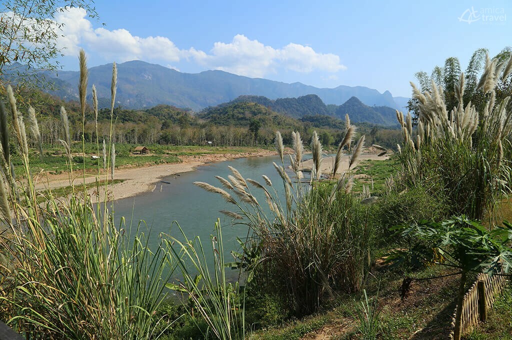 La vue depuis le restaurant sur la rivière Nam Khan, Laos La vue depuis le restaurant sur la rivière Nam Khan, Laos