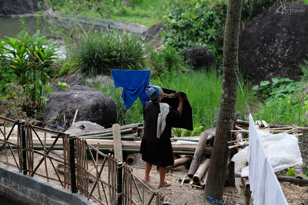 La grand-mère de la famille étendant son linge grand mere seche vetements