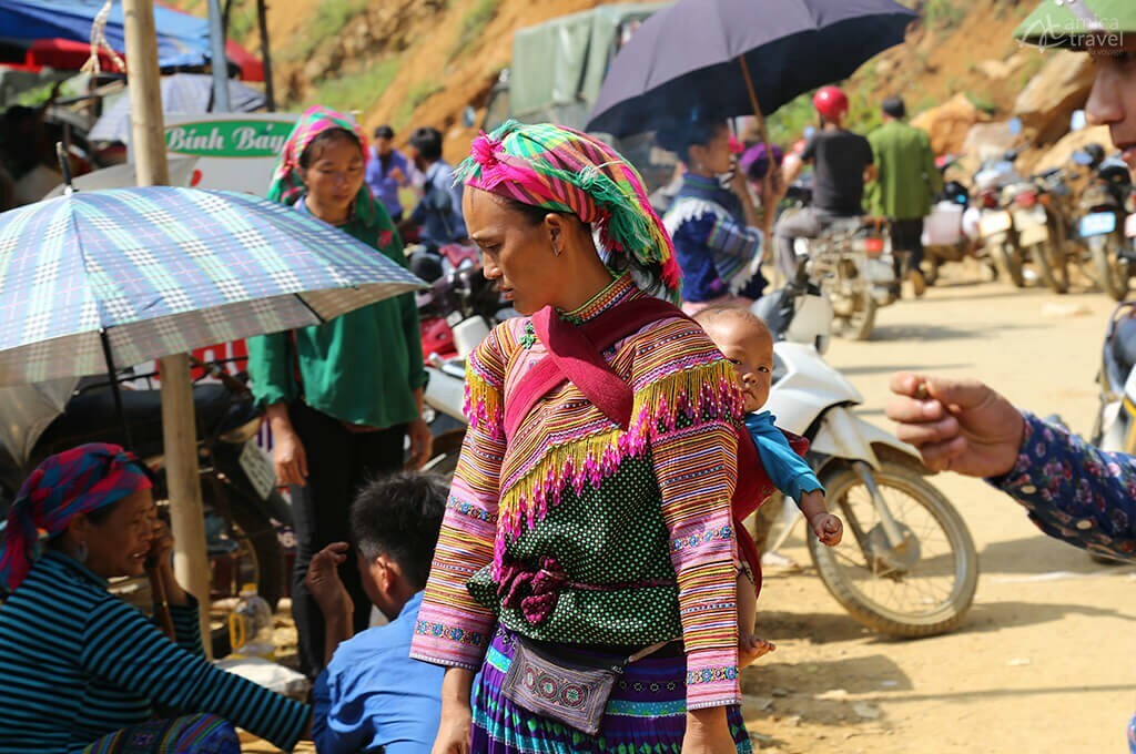 femme et enfants marché Bac Ha
