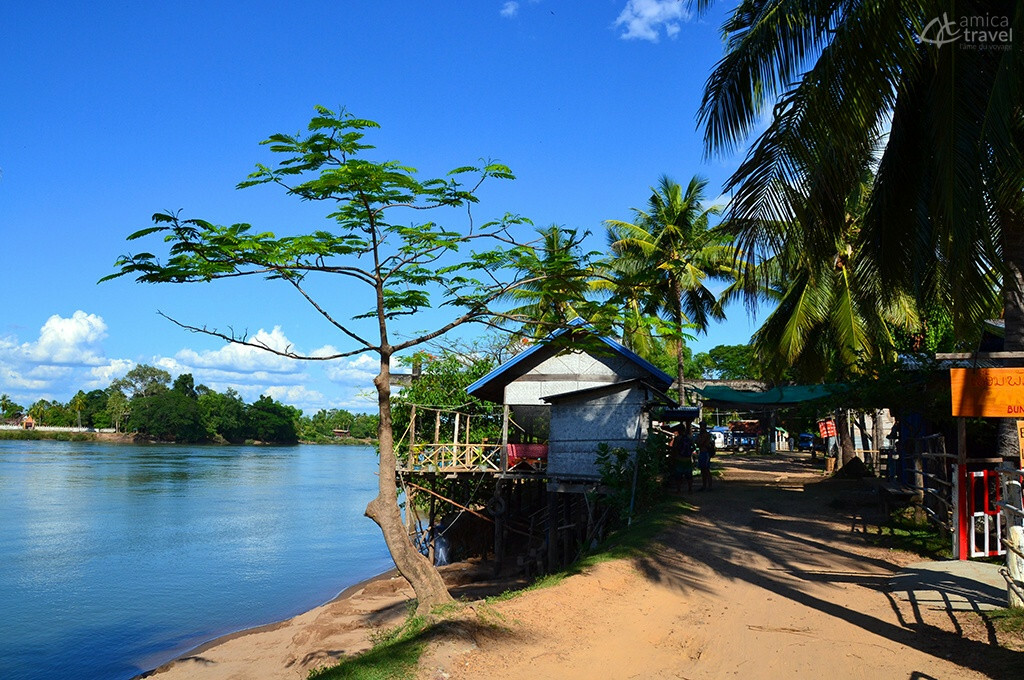 Petit village le long de la rivière chemin village sud laos
