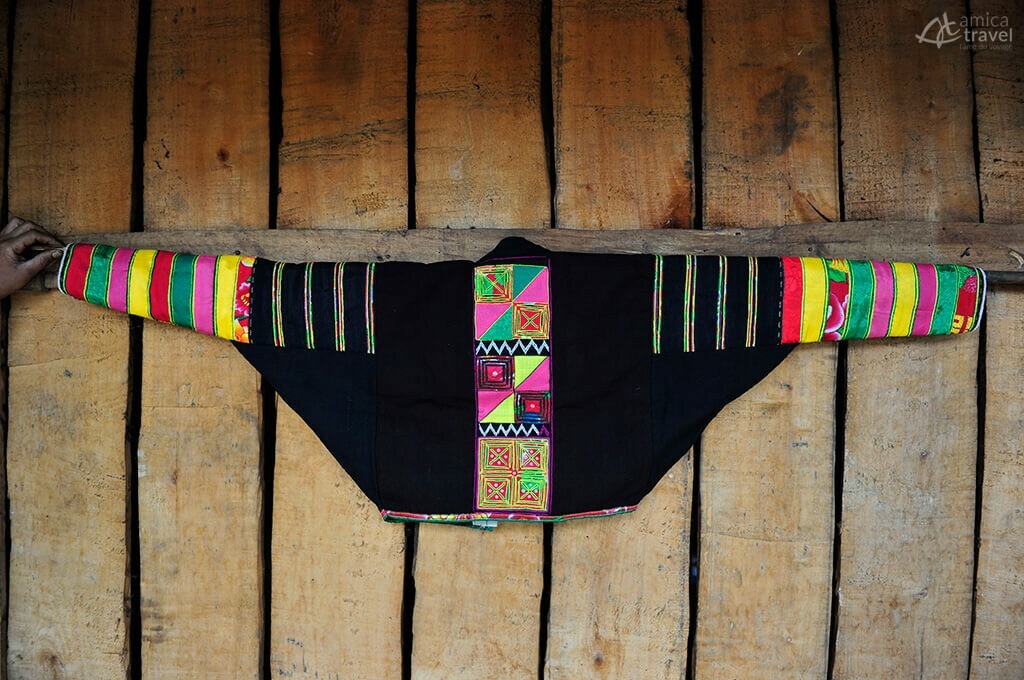 Costume traditionnel de l'ethnie Lolo noir costume traditionnel lolo noir vietnam