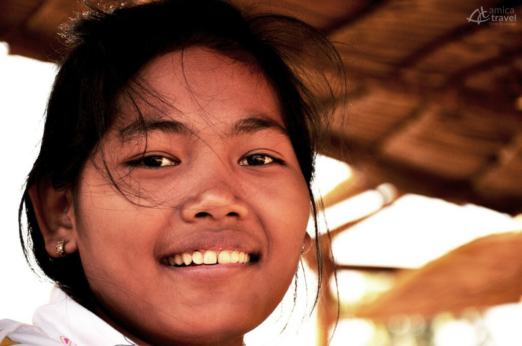 Le sourire d'une jeune khmère femme khmere kompong thom