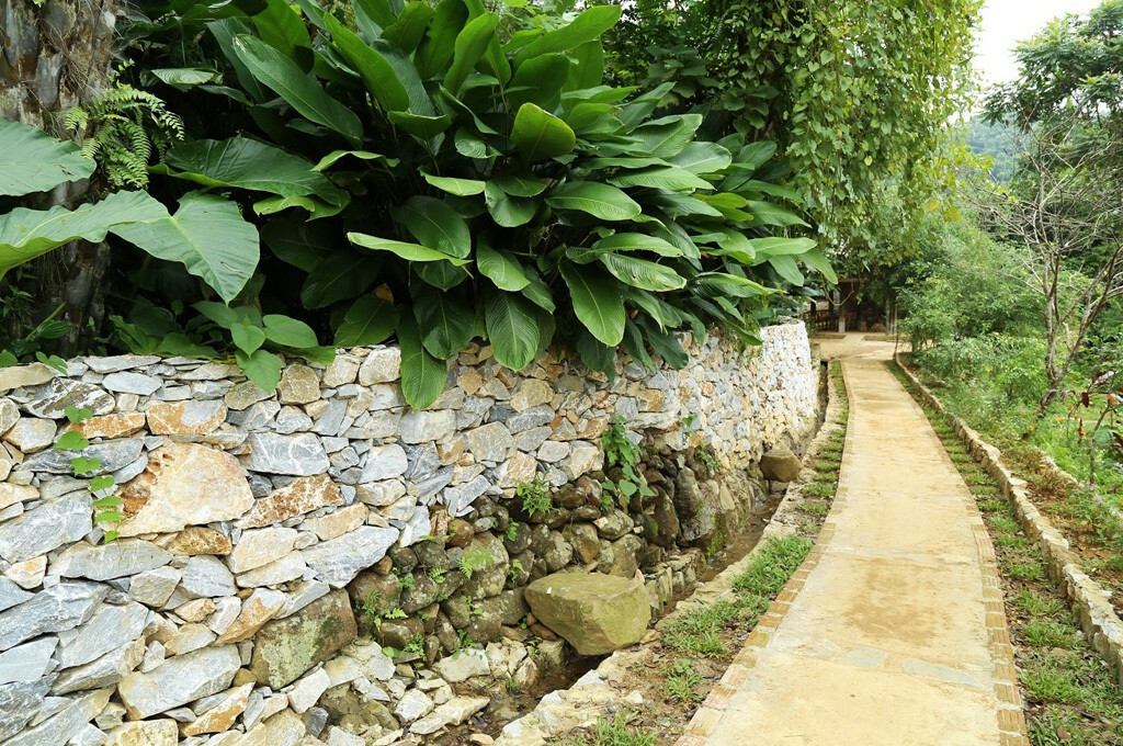 La pente d'accès à Pu Luong Home pente descendante pu luong home