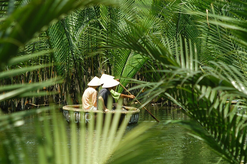 Balade en bateau de panier rond sur la rivière de Thu Bon, Hoi An, Vietnam Balade en bateau de panier rond sur la rivière de Thu Bon, Hoi An -