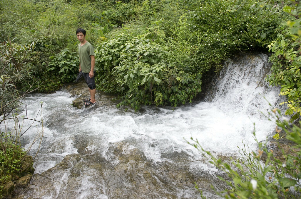 monsieur tung peche dans ruisseau