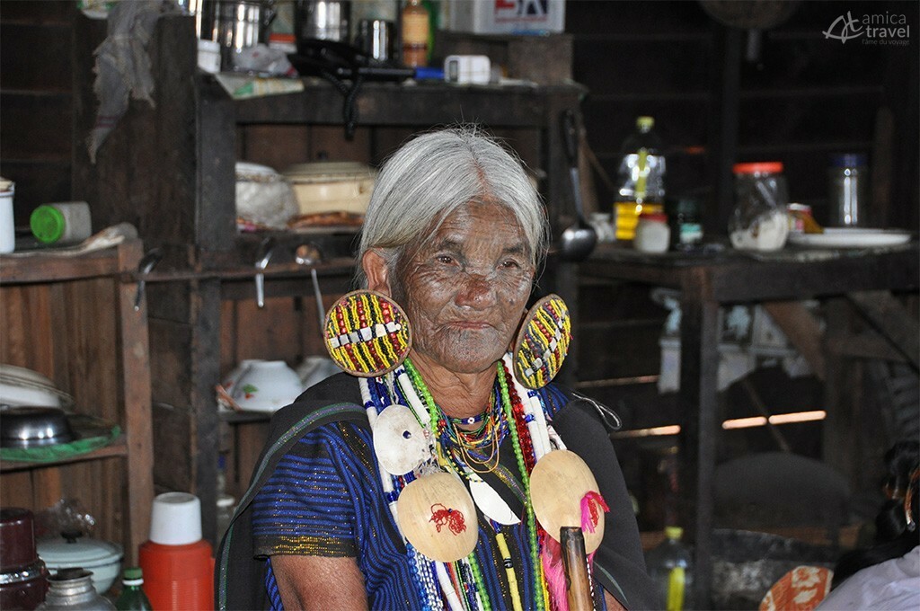 femme noble tatouée birmanie