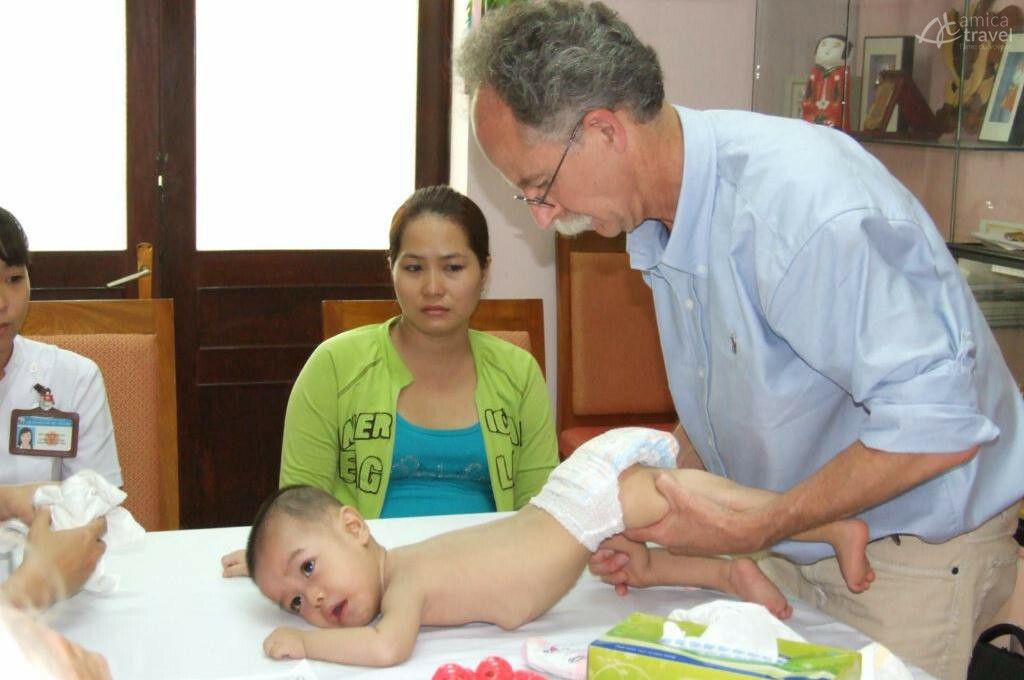 docteur francais consulte bebe