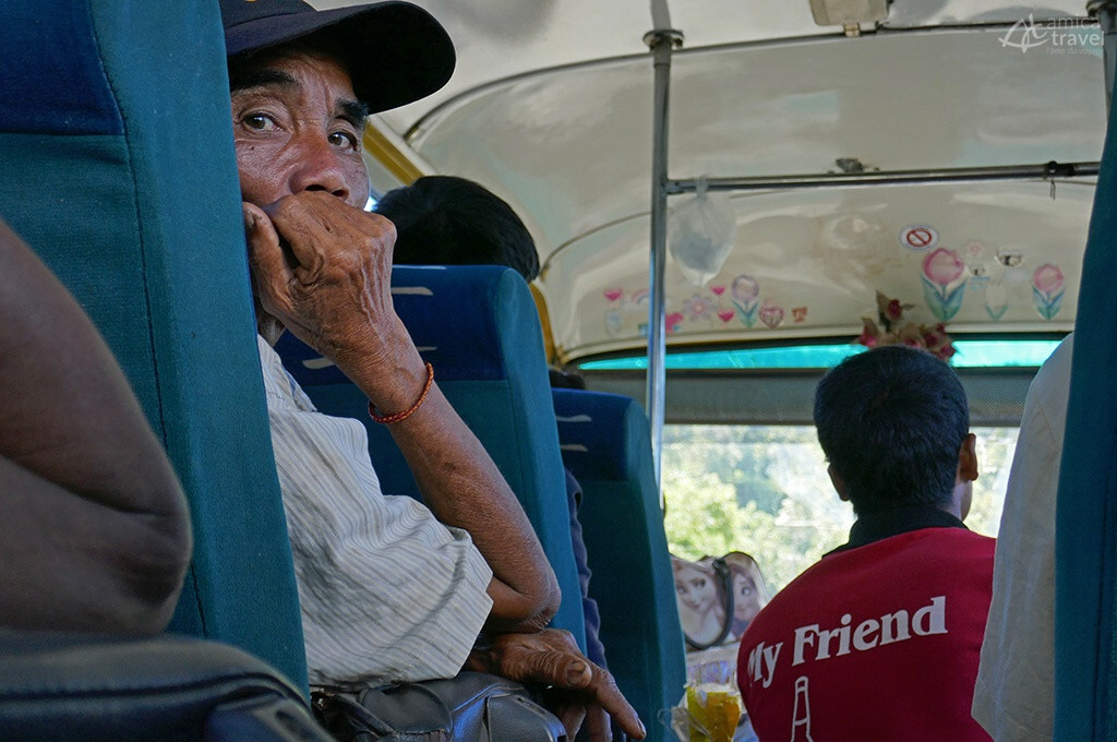 Portrait d'un homme dans un bus pour Pakbeng homme bus pour pakbeng