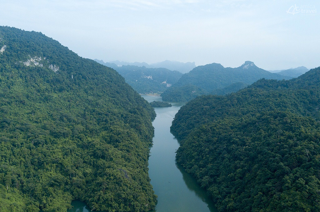 Le lac Ba Be vu de haut branche lac ba be