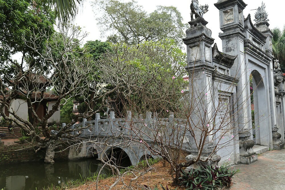 pont Dong Ngac Hanoi Vietnam