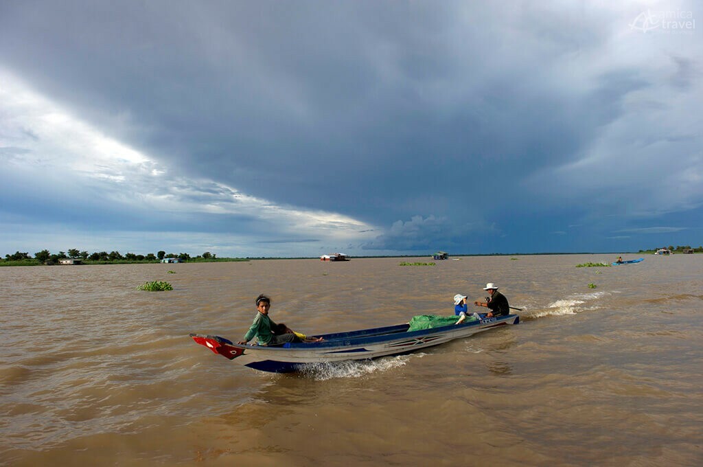 Scène de vie locale sur le Tonle Sap au Cambodge vie locale Tonle Sap Cambodge