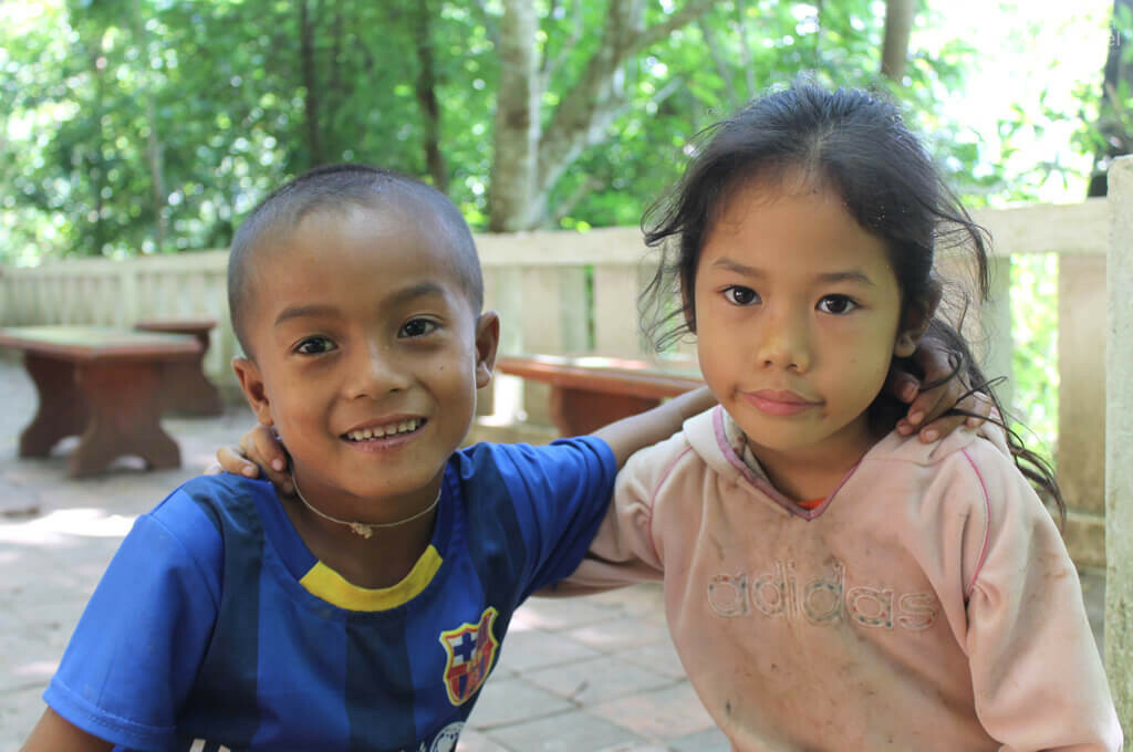 2 petits laotiens souhaitant prendre une photo enfants laotiens souriant