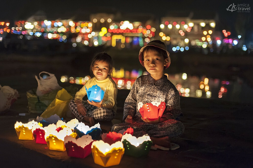 Enfants vendent lanternes