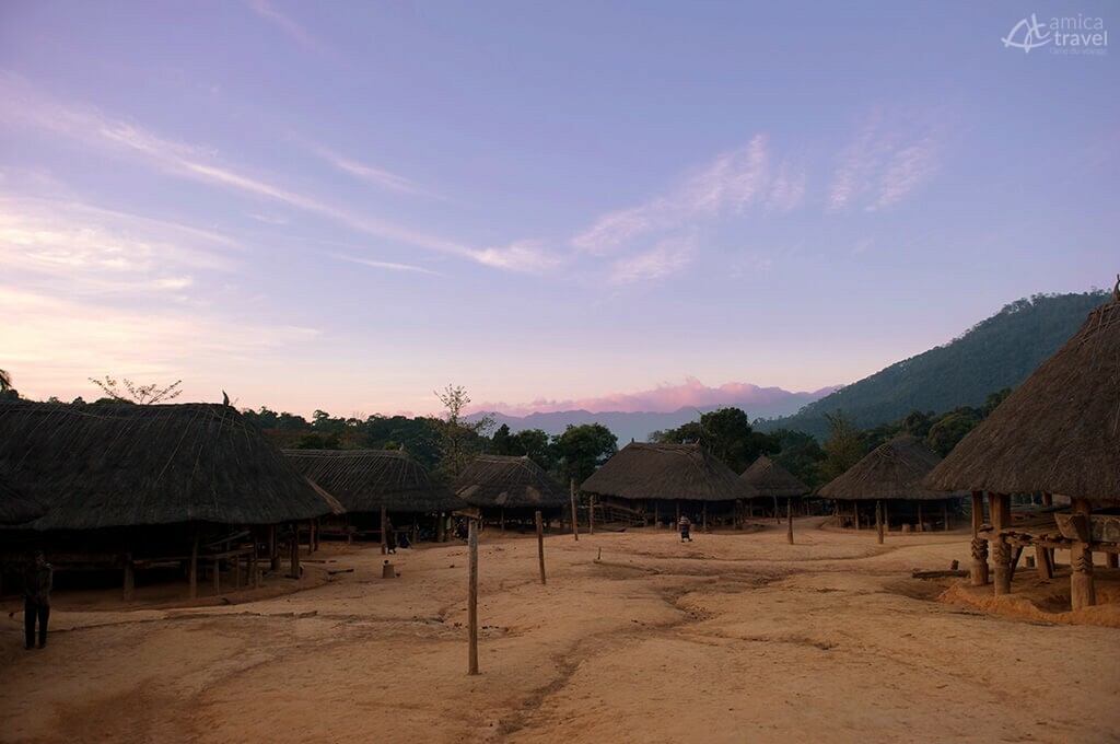Coucher du soleil dans un village Katu au Laos coucher du soleil village katu laos