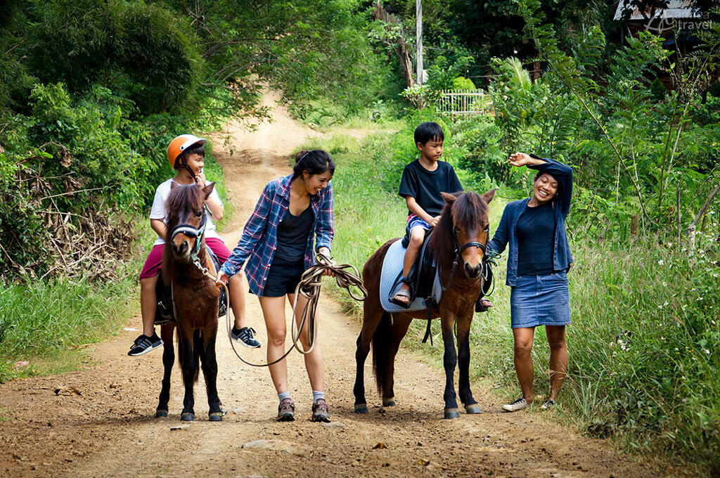 Promenade à cheval avec des enfants autour du lodge activite cheval hillside lodge