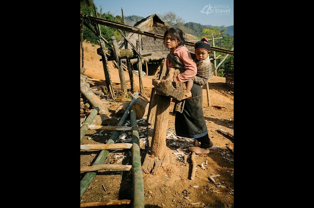 femme éthnique porte enfant birmanie