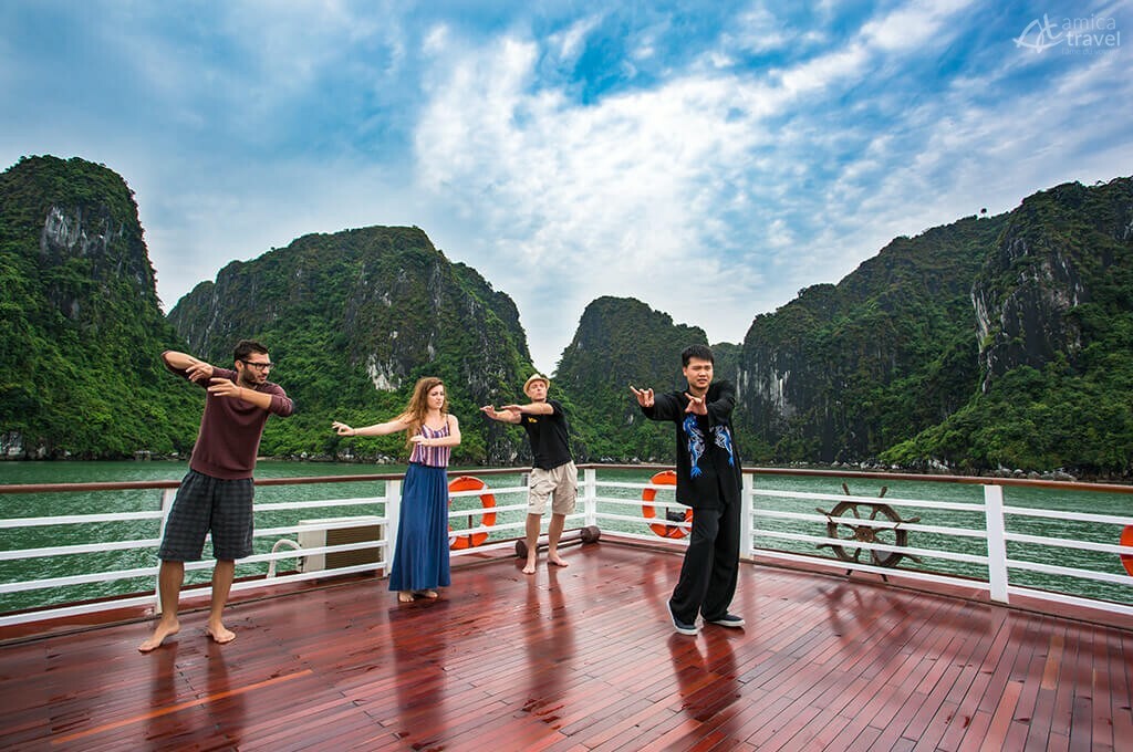 Cours de Tai Chi dans la baie d'Halong cours de tai chi baie d'Halong