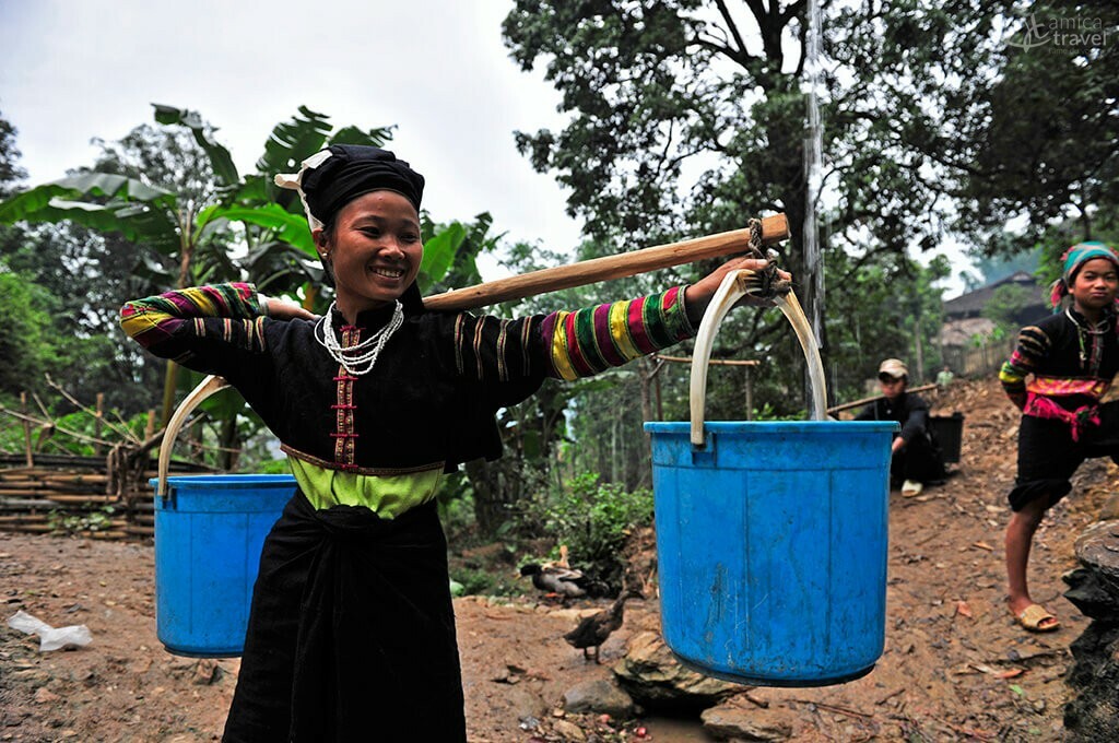 Sur le chemin du puit chercher l'eau à la source lolo noir