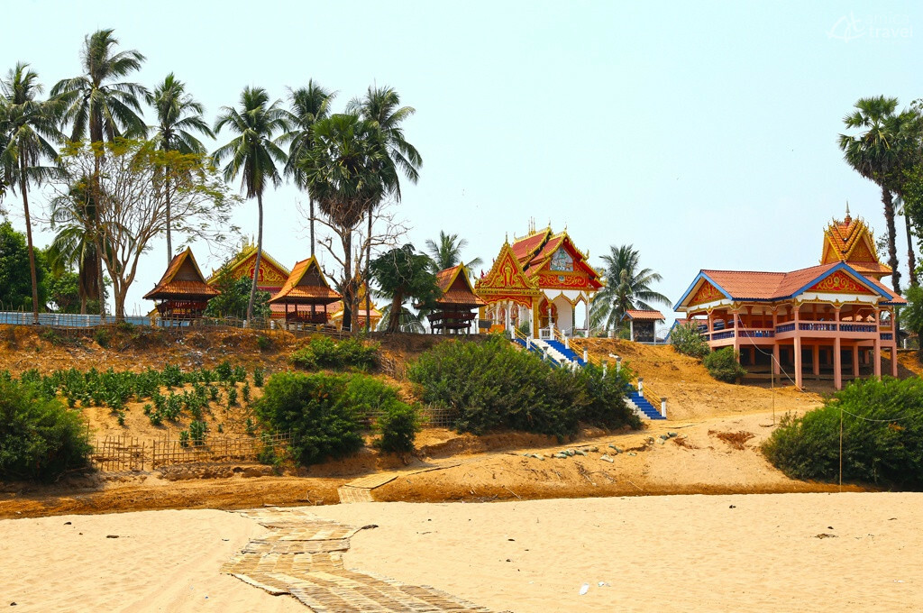 Les temples et pagodes boudhistes sur l'île de Don Daeng temple pagodge boudhistes