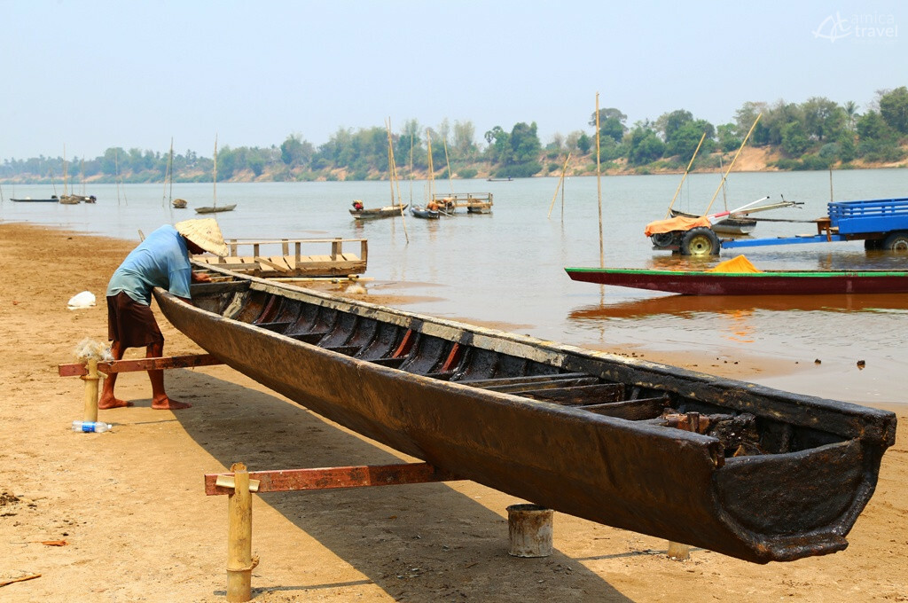 Un habitant en train d'entretenir son bateau pecheur ile don daeng