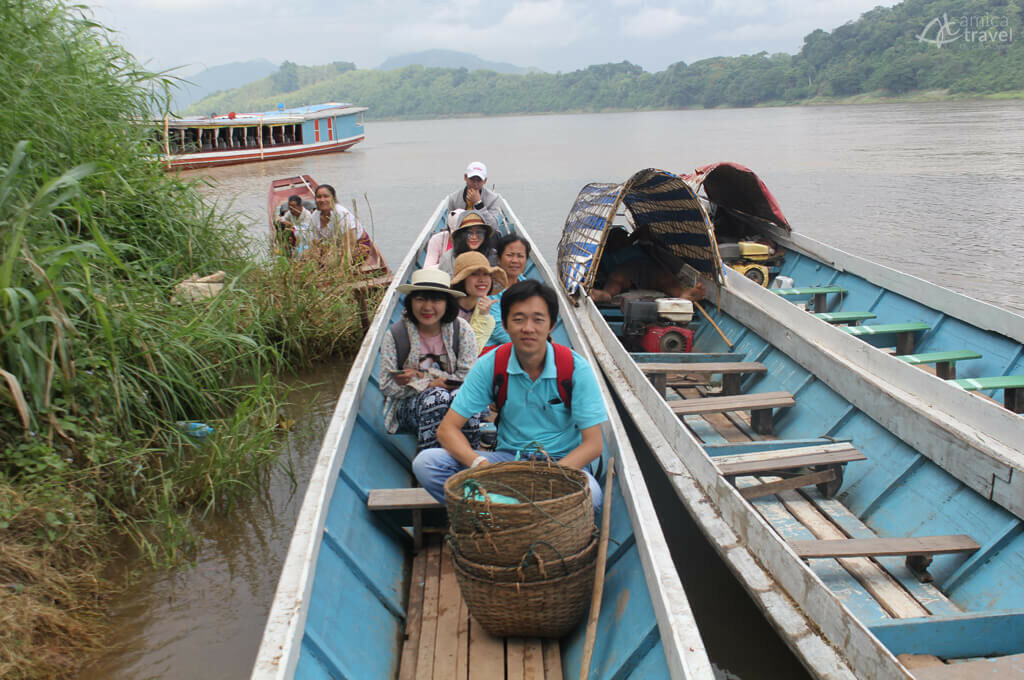 Sur le bateau à l'embarcadère bateau embarcadère Chomphet