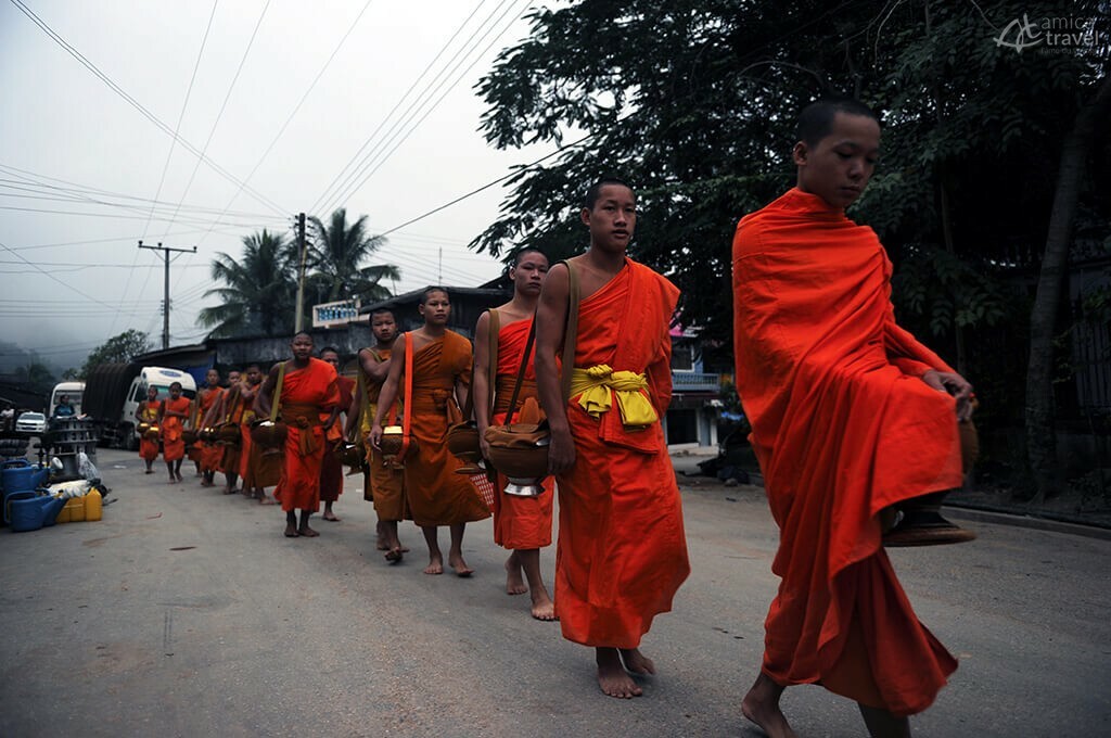 Quête matinale des bonzes, Laos