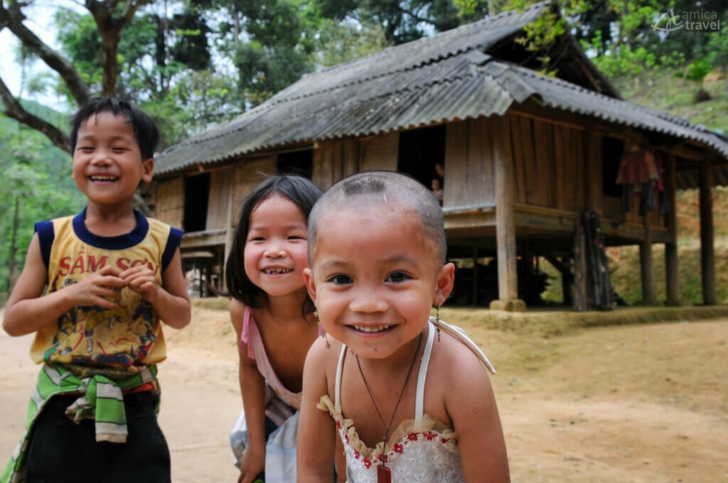 enfants Muong Hoa Binh Vietnam