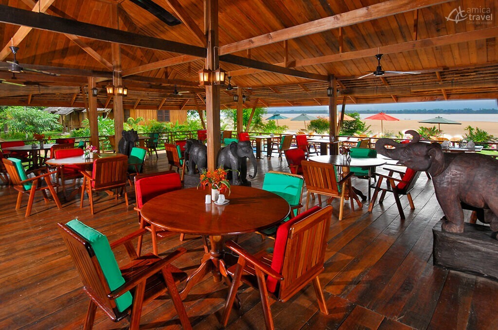 À l'intérieur du restaurant de la Folie Lodge a l'interieur restaurant la folie lodge
