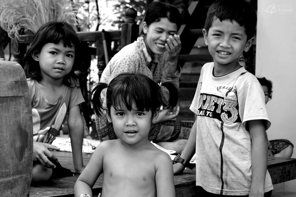 Enfants chez Mr San à Kirimanon, Cambodge