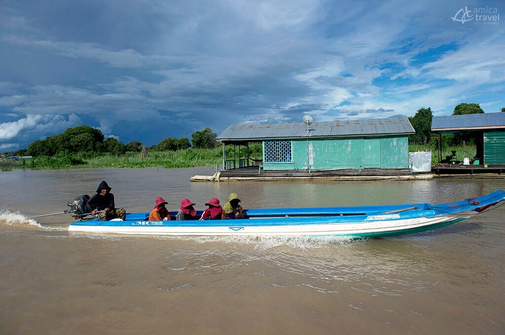 Aller à l'école en canoe aller a l'ecole en canoe Tonle Sap Cambodge