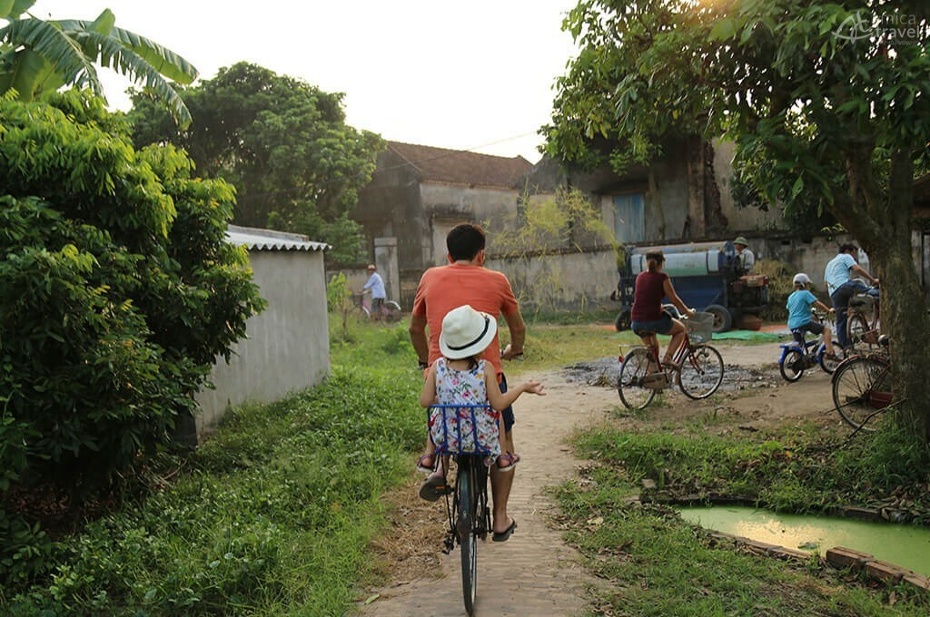 velo dans le village Ninh Binh