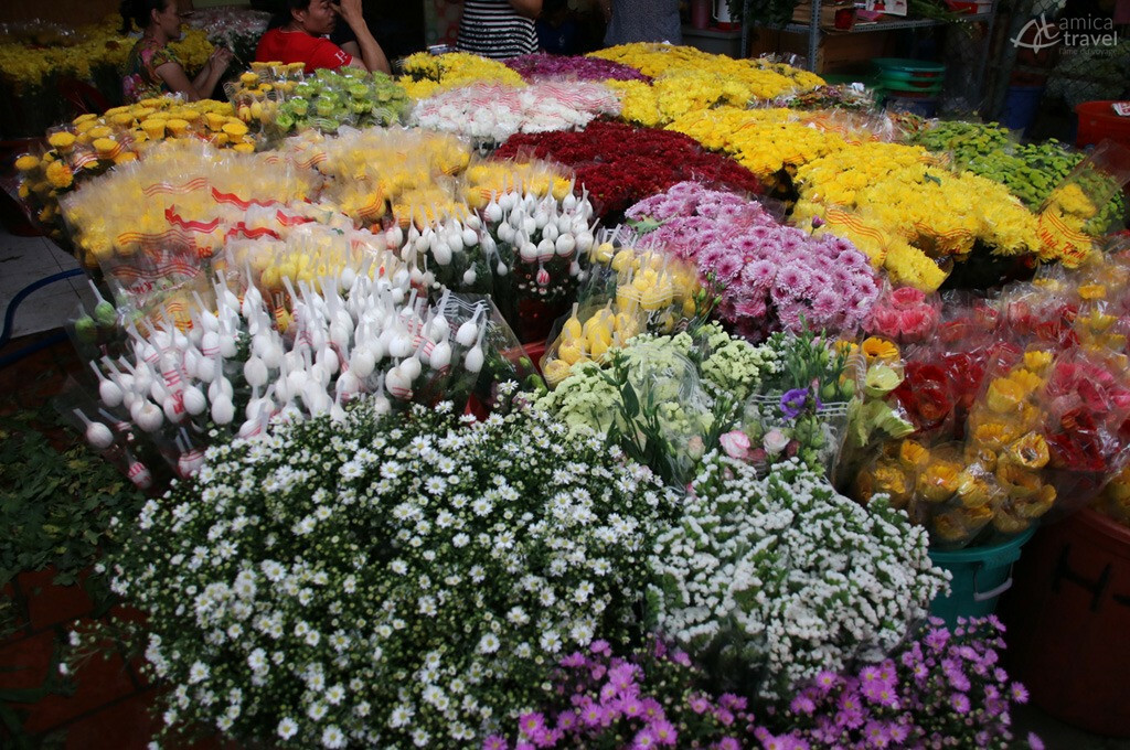 vendeuse fleurs dans un marche local saigon