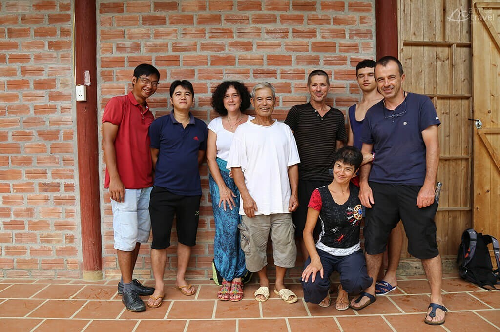Photo avec des voyageurs d'Amica immersion chez m. Pa Bac Ha Nord Vietnam