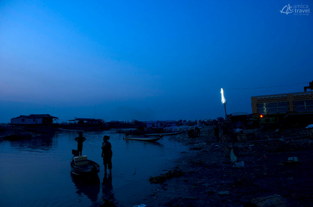 Le port de Kompong Chhnang pendant la nuit nuit port Kompong Chhnang
